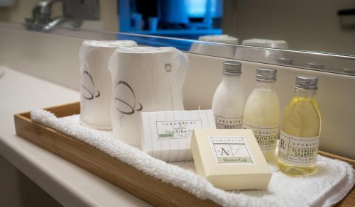 ロサンゼルスにあるNew Seoul Hotelのカウンターにトレイ(トイレットペーパーとボトル付)