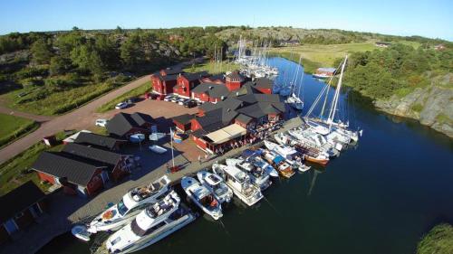 uma vista aérea de uma marina com barcos na água em Brudhäll Hotel & Restaurant em Kökar