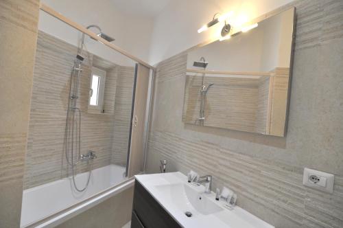 Ванна кімната в Flatinrome Trastevere Complex