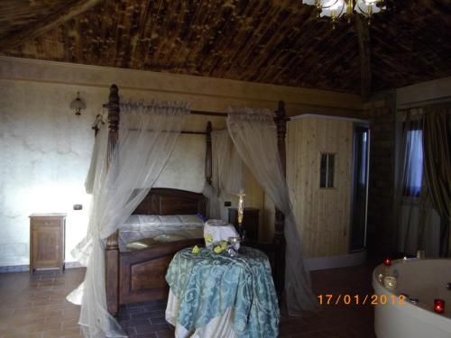 Postel nebo postele na pokoji v ubytování Hotel Il Feudo Dei Pierleoni
