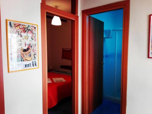 カステッランマーレ・デル・ゴルフォにあるA Due Passi Da Tuttoのベッド付きの部屋へとつながるドア