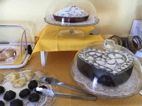 a table with a chocolate cake and a plate of blackberries at La Città degli Dei in Agrigento