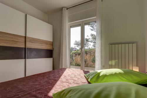 una camera da letto con un letto grande e una finestra di Apartman Tika (2+2)*** a Pola (Pula)