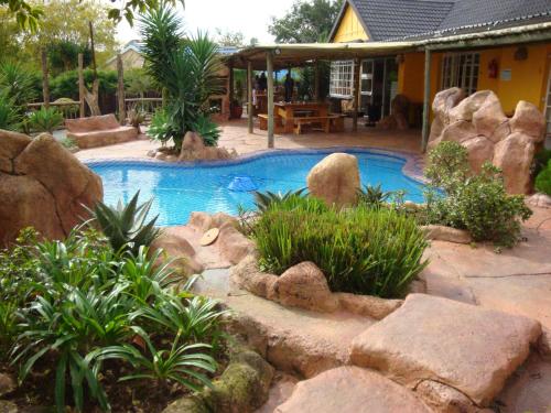 Bazen u objektu Flintstones Guest House Fourways ili u blizini