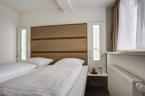 two beds sitting next to each other in a bedroom at Boutique 030 Hannover-City in Hannover