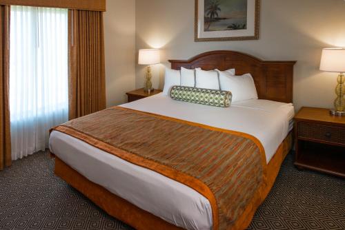 En eller flere senger på et rom på Tahiti Village Resort & Spa
