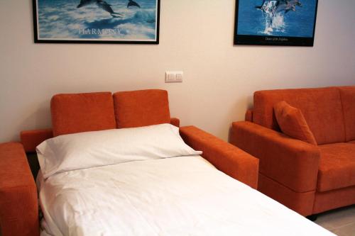a bedroom with a bed and a chair at Enginyapartaments in Figueres