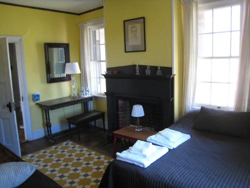 Un pat sau paturi într-o cameră la Higganum House B&B