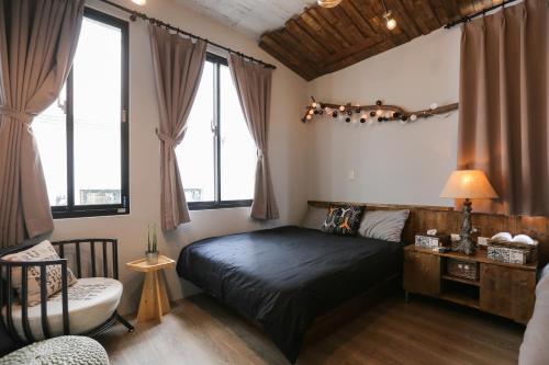 מיטה או מיטות בחדר ב-青山包棟旅宿Jing Shan