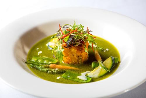 Makanan di atau berdekatan hotel