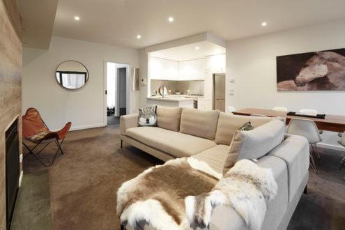 una sala de estar con sofá y un perro tirado en él en Alto Villa 304 AMS Mt Buller, en Mount Buller
