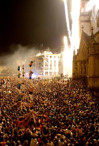 a large crowd of people watching a concert at night at Hotel Pere III El Gran in Vilafranca del Penedès