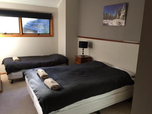 En eller flere senge i et værelse på Winterhaus Lodge Thredbo Village