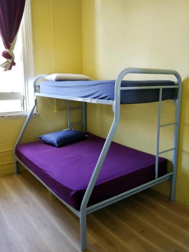 Postel nebo postele na pokoji v ubytování Sundancer Backpackers Hostel
