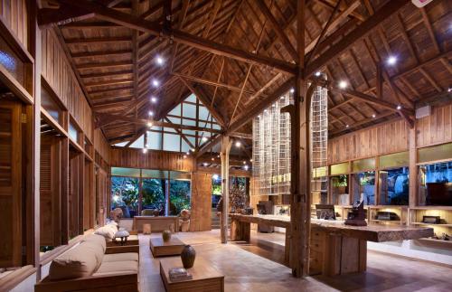 a large living room with a large wooden ceiling at Desa Alamanis Resort Villa in Cirebon