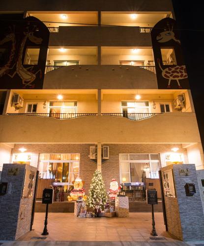ein Weihnachtsbaum mitten in einem Gebäude in der Unterkunft Sun Giraffe Taitung B&B in Taitung