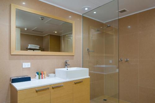 Ένα μπάνιο στο Best Western Plus Hovell Tree Inn