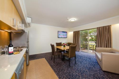 Телевизор и/или развлекательный центр в Best Western Plus Hovell Tree Inn