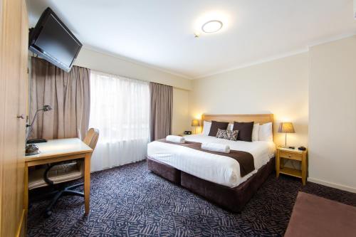 Кровать или кровати в номере Best Western Plus Hovell Tree Inn