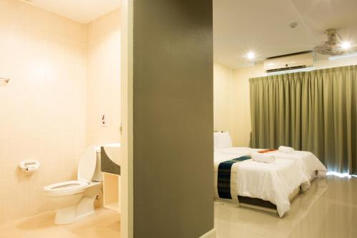 La salle de bains est pourvue d'un lit et de toilettes. dans l'établissement Central Residences, à Phuket