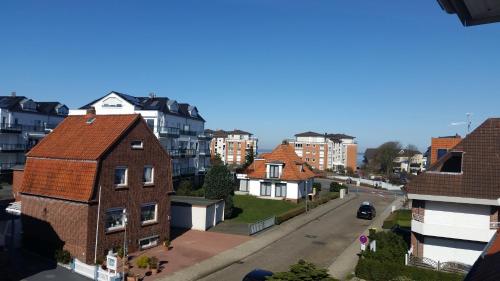 a view of a city with houses and a street at Ferienwohnungen Auf der Düne in Cuxhaven