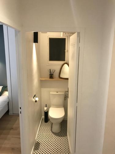 une salle de bain avec des toilettes blanches dans une chambre dans l'établissement Le Luciole, à Marseille