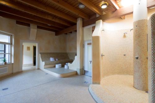 une grande salle de bain avec douche dans une chambre dans l'établissement ARAMIS Tagungs- und Sporthotel, à Gäufelden