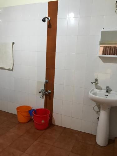 Ένα μπάνιο στο Palm Rivera Kochi
