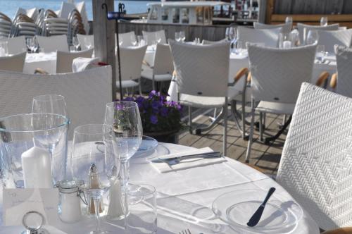 Un restaurante o sitio para comer en Bryggan Fjällbacka