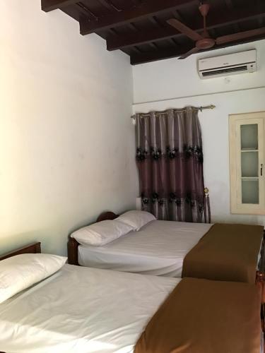 מיטה או מיטות בחדר ב-Palm Rivera Kochi