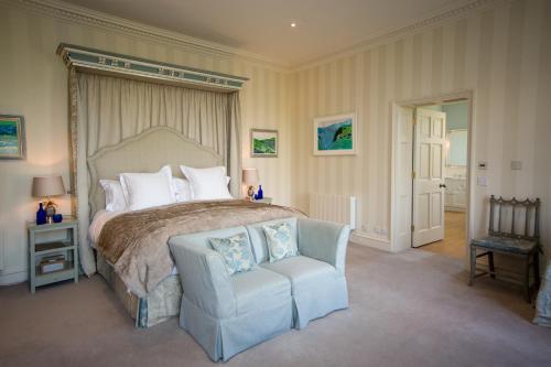 Un pat sau paturi într-o cameră la The North Wing - Combermere Abbey