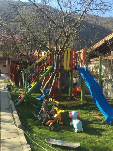 Pensiunea JOJO tesisinde çocuk oyun alanı