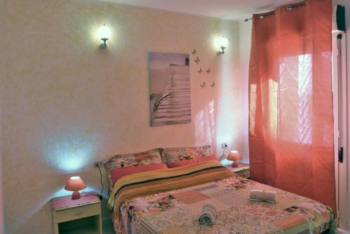 - une chambre avec un lit, 2 tables et 2 lampes dans l'établissement B&B Sa Pintadera, à Muravera