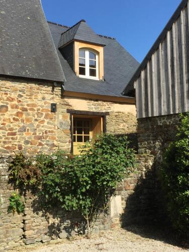 a stone house with a window and a roof at Le Domaine de Belleville in Dragey