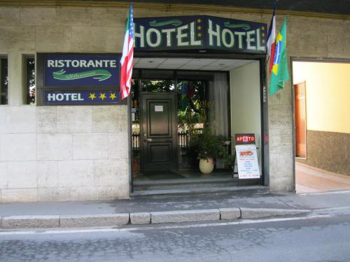 un hotel con una bandiera di fronte a un edificio di Hotel Marinoni a Lomazzo
