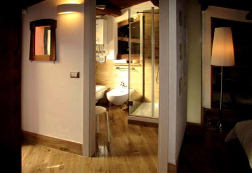チェファルにあるArias - la suite del Duomoのバスルーム(バスタブ、シンク、シャワー付)