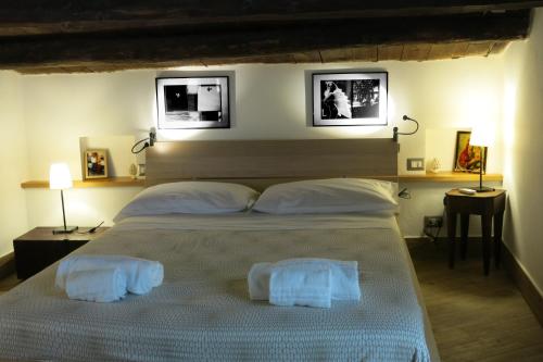 ein Schlafzimmer mit einem großen Bett mit zwei Handtüchern darauf in der Unterkunft Arias - la suite del Duomo in Cefalú