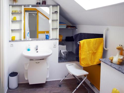 クサンテンにあるFerienwohnung HeeserBerg Xantenのバスルーム(シンク、黄色いタオル付)