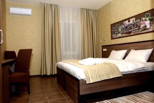a hotel room with a bed and a desk at Hotel Lubenska Sloboda in Vilʼshanka