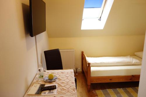 a room with a bed and a table with a tv at Weingut Primus Südsteiermark in Spielfeld