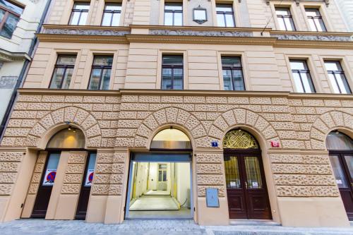 プラハにあるResidence Glamour Excellentの通りに面した門窓のある建物