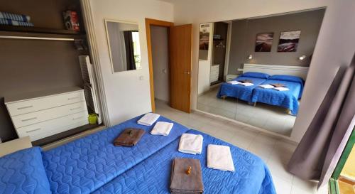カレタ・デ・フステにあるCastillo C5-C6のベッドルーム(青いベッド2台、鏡付)