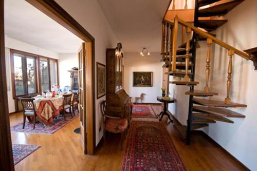 Una sala de estar con escalera y un comedor. en B&B Dei Cavalieri, en Pisa