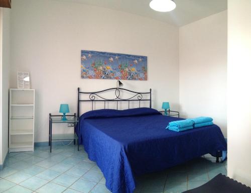 パエストゥムにあるMirandhouseのベッドルーム1室(青いベッド1台付)