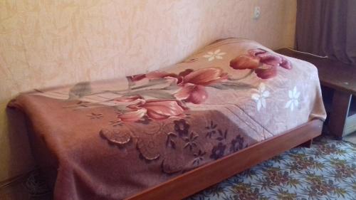 クストヴォにあるApartment on Zelenaya Street 18のピンクの花が飾られた小さなベッド