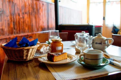 einen Tisch mit einem Teller Essen und einer Tasse Tee in der Unterkunft B&B Da Beppe in Neirone