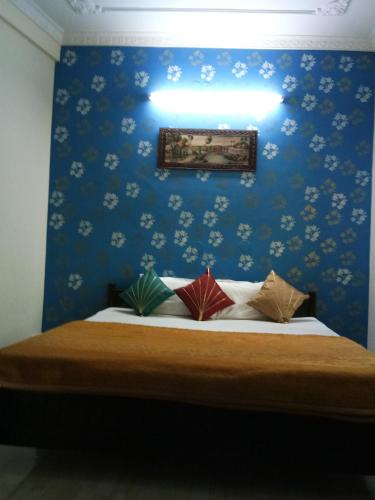 a bedroom with a bed with a blue wall at Haveli Taragarh Palace in Būndi