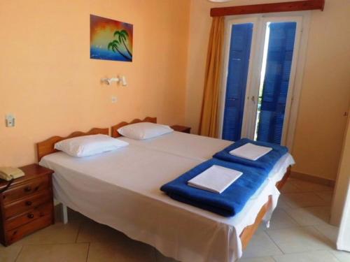 Ένα ή περισσότερα κρεβάτια σε δωμάτιο στο Hotel Marmarinos