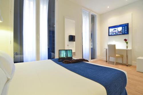 A television and/or entertainment centre at Hotel Miau