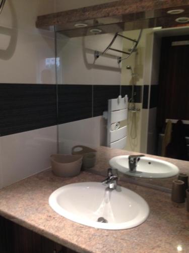 バニュルス・シュル・メールにあるVilla Miramarのバスルーム(白い洗面台、鏡付)